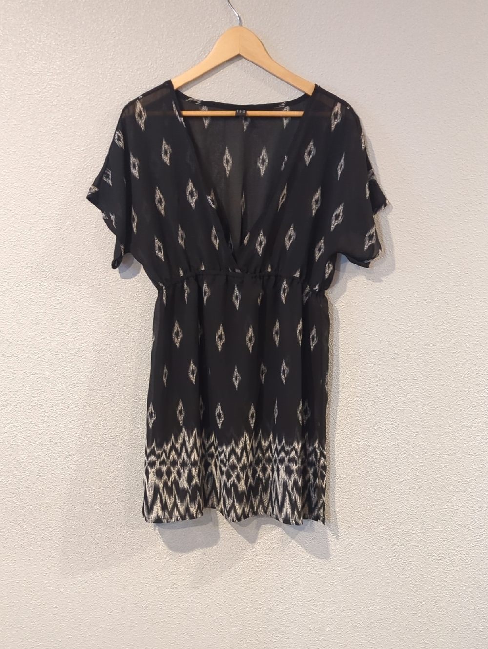 a.n.a Black and Cream Printed V-Neck Swimsuit Cover Dress Size Medium
